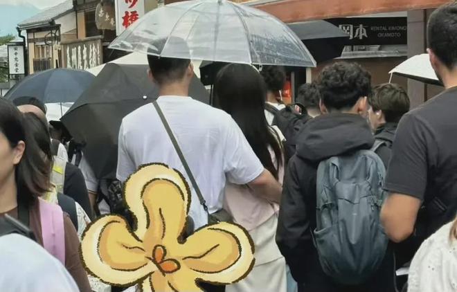 微凸没戴戒指新婚丈夫疑似陪伴身边凯发k8乔欣被曝结婚后首现身小腹