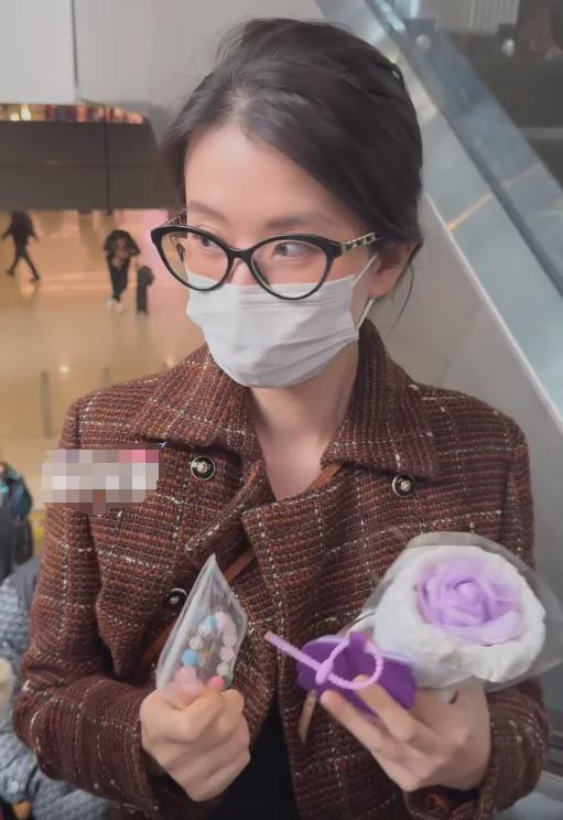 微凸没戴戒指新婚丈夫疑似陪伴身边凯发k8乔欣被曝结婚后首现身小腹(图3)