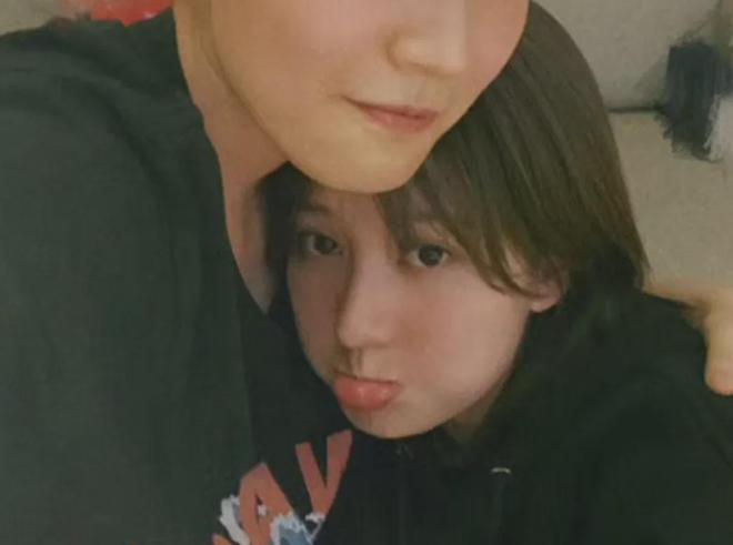 微凸没戴戒指新婚丈夫疑似陪伴身边凯发k8乔欣被曝结婚后首现身小腹(图2)