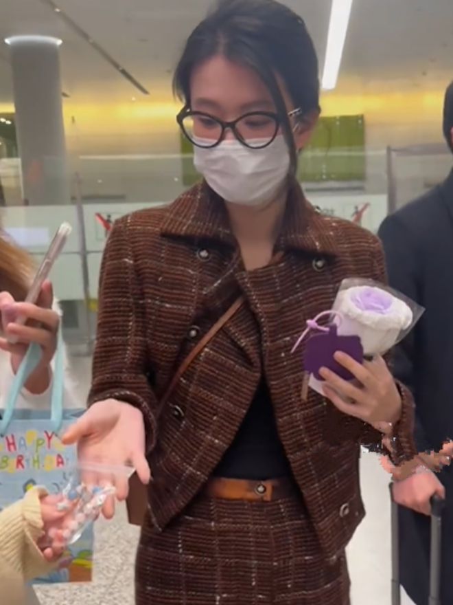 微凸没戴戒指新婚丈夫疑似陪伴身边凯发k8乔欣被曝结婚后首现身小腹(图11)
