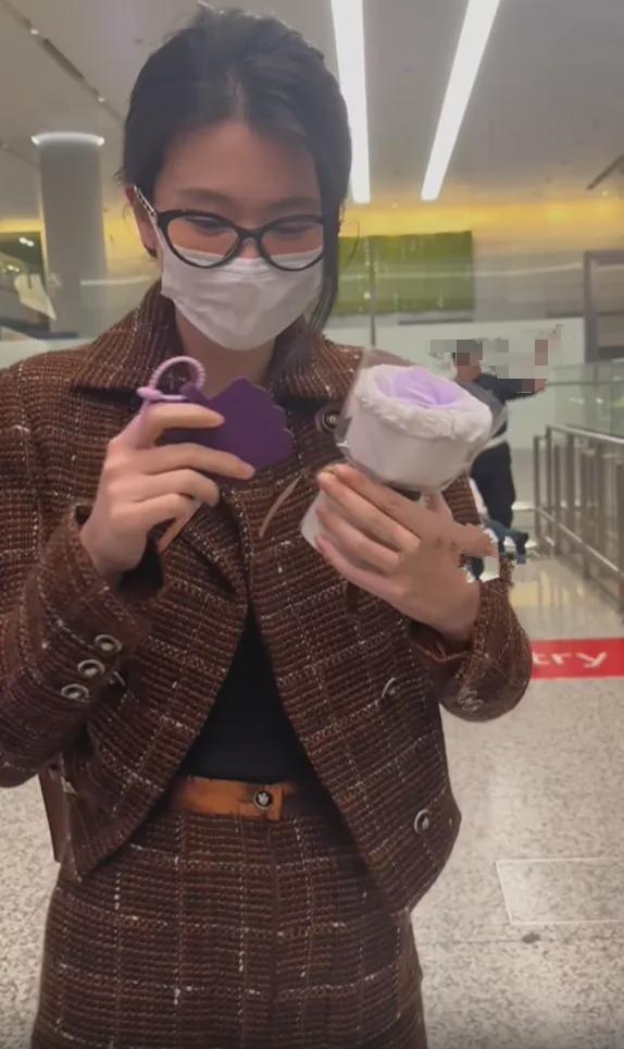 微凸没戴戒指新婚丈夫疑似陪伴身边凯发k8乔欣被曝结婚后首现身小腹(图10)