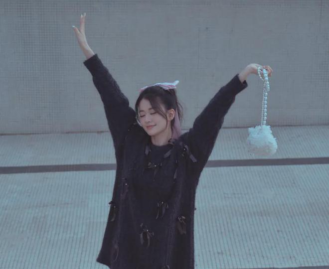 微凸没戴戒指新婚丈夫疑似陪伴身边凯发k8乔欣被曝结婚后首现身小腹(图5)