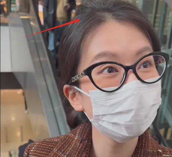 微凸没戴戒指新婚丈夫疑似陪伴身边凯发k8乔欣被曝结婚后首现身小腹(图8)