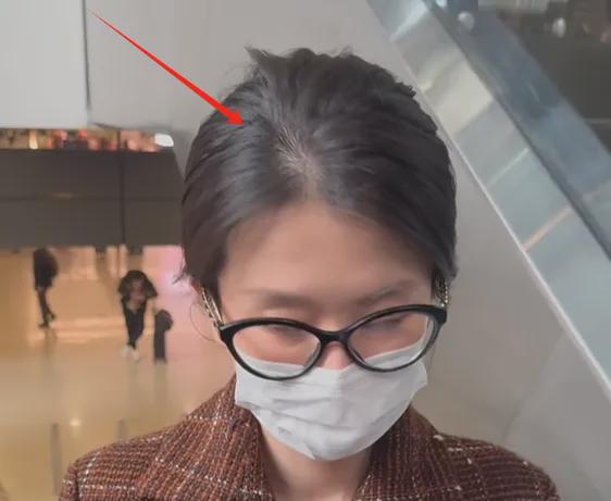 微凸没戴戒指新婚丈夫疑似陪伴身边凯发k8乔欣被曝结婚后首现身小腹(图13)