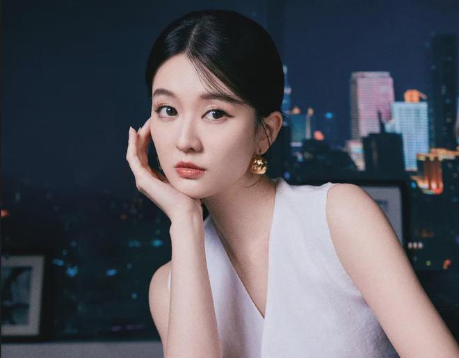 微凸没戴戒指新婚丈夫疑似陪伴身边凯发k8乔欣被曝结婚后首现身小腹(图15)