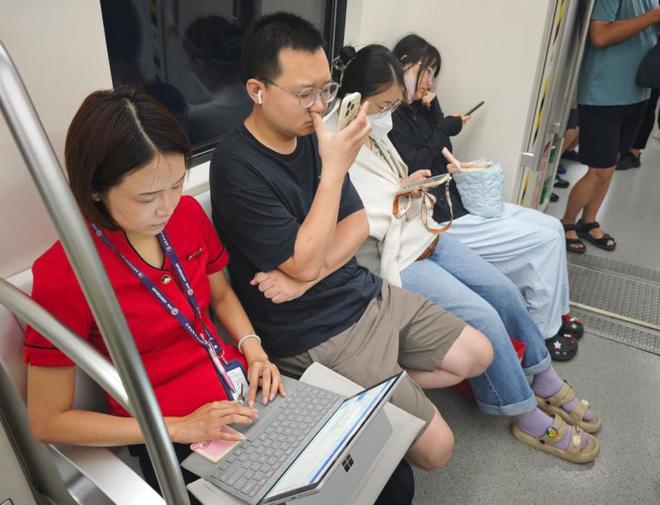 工作消息”一眼假：又抛开事实不谈？凯发k8猫一杯再现！女子“潜水回(图2)