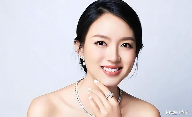 亿豪门怀孕6个月上春晚站C位真人生赢家凯发k8国际娱乐首选艳压奚梦瑶拒嫁30(图21)